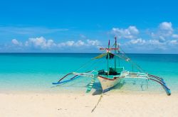 Una bangka, la tipica imbaracazione delle Filippine, ormeggiata a Puka Beach, sulla costa settentrionale dell'isola di Boracay - foto © Elena Serebryakova / Shutterstock.com