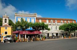 Un bar sotto ad alcuni edfici storici della cittadina di Sintra (Portogallo), una delle principali mete turistiche del paese - foto © Botond Horvath / Shutterstock.com
