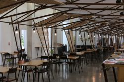 Bar all'ingresso del museo contemporaneo di Montpellier nel distretto Ecusson, Francia - © BOULENGER Xavier / Shutterstock.com