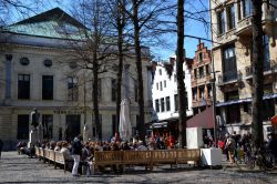 I tavolini all'aperto dei bar di Anversa si riempiono di persone a partire dalla primavera, quando le belle giornta spingono i turisti e gli abitanti a godersi la città.
