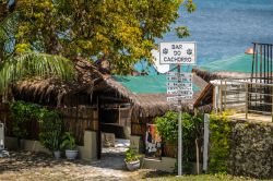 Bar do Cachorro a Vila dos Remedios, isola di Fernando de Noronha, Brasile. Vila dos Remedios è l'unica cittadina presente sull'isola: si tratta di un villaggio con viuzze acciottolate ...