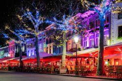 Bar e ristoranti illuminati da luci e decori natalizi in piazza Vrijthof a Maastricht, Olanda.
