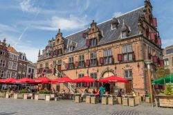 Bar e ristoranti nella piazza centrale di Nijmegen, Olanda, in una giornata estiva di sole - © HildaWeges Photography / Shutterstock.com