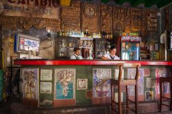 L'interno del bar "El Cambio", a Camagüey, Cuba. Il bar aveva aperto i battenti nel 1909 con il nome di Casa de la Suerte - © Maurizio De Mattei / Shutterstock.com