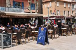 Bar nel cuore di Bandol, Francia. Una delle tante attività di ristorazione ospitate nel centro della cittadina francese dove assaporare un buon bicchiere di vino accompagnato da specialità ...