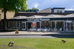 L'esterno del bar dello York Castle Museum (York, Inghilterra). Il museo richiama ogni anno migliaia di visitatori provenientida tuttoil mondo - foto © Jason Batterham / Shutterstock
 ...