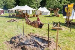 Barbecue con agnello nel campo tendato allestito a Tortosa, Spagna, per la Festa Rinascimentale.

