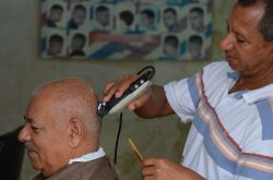 Anche l'immagine vuole la sua parte. Così, a fianco di botteghe artigiane e attività commerciali, non può mancare a Jarabacoa il barbiere con i suo inseparabili pettine ...