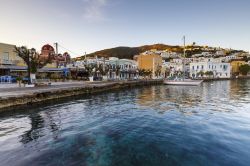 Barca a vela sul lungomare del villaggio di Agia Marina sull'isola di Lero, Grecia - © Milan Gonda / Shutterstock.com