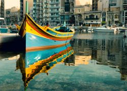 Barca colorata nella baia di St Julian's, isola di Malta 200665709 - © Ammit Jack / Shutterstock.com