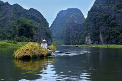 Barca con riso appena raccolto a Ninh Binh, Vietnam: gran parte del territorio della provincia di Ninh Binh è ricoperto da risaie - Foto © Piter HaSon / Shutterstock.com