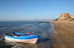 Una barca da pesca sulla spiaggia di Marbella, Spagna - © Nick Stubbs / Shutterstock.com