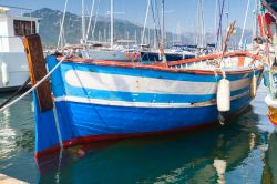 Barca da pesca al porto di Propriano, Corsica. Il poticciolo turistico risale agli inizi del XIX° secolo quando venne costruita anche gran parte della città grazie alla strada di ...