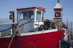 Una barca da pesca rossa a Valentia Island, Irlanda.



