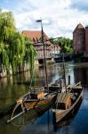 Antiche imbarcazioni in legno sulle acque dell'Ilmenau a Luneburg