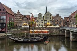 Antica imbarcazione in legno nei pressi del porticciolo fluviale di Luneburg