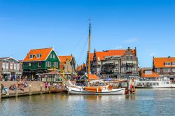 Peschereccio a Volendam, Olanda - Il grazioso lungomare della città si presenta al visitatore con un'intensa aria di romanticismo. Da smpre località di pescatori, Volendam ...