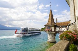 Tour in barca sul lago Thun: escursione al Castello di Oberhofen am Thunersee - © marekusz / Shutterstock.com 
