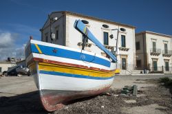 Barca sulla spiaggia di Donnalucata in Sicilia - © luigi nifosi / Shutterstock.com