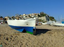 Una barca sulla spiaggia di Numana bassa