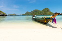 Barca tradizionale su di una spiaggia dell'Angthong national marine park vicino a Koh Samui, in Thailandia - © Maxim Tupikov / Shutterstock.com
