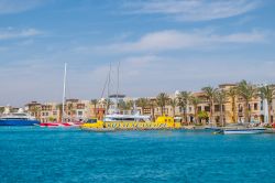 Una barca turistica ormeggiata al molo di Port Ghalib, Marsa Alam, Egitto - © Elzbieta Sekowska / Shutterstock.com