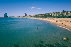 Barceloneta la grande spiaggia di Barcellona sul mare di Catalogna