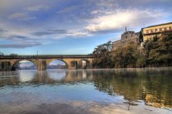 Barcelos, distretto di Braga: vecchi edifici e il ponte sul fiume Cavado.

