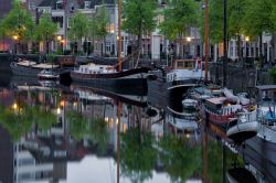 Barche disposte lungo i canali nel centro storico di Den Bosch, cittadina della provincia del Brabante del Nord, in Olanda - © Rob van Esch / Shutterstock.com