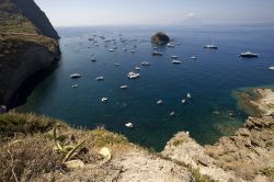 Barche al largo della costa di Malfa, Salina, Sicilia - Un tratto di costa a piombo sul mare nel grazioso borgo di Malfa, il cui nome deriverebbe da un gruppo di amalfitani emigranti nel XII° ...