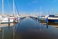 Barche alla rada nel bacino a fianco del porto canale di Cervia - © Eddy Galeotti / Shutterstock.com 
