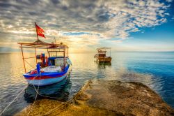 Barche attraccate al porto di Gumuldur, Turchia. Siamo nel cuore della Costa Egea della Turchia, a circa 70 km da Izmir. Piccola cittadina di vacanza, Gumuldur è divenuta una delle principali ...