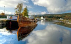 Barche lungo il canale Caledonian in Scozia - © Albert Nowicki / Shutterstock.com