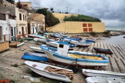 Barche colorate alla rada sulla costa di Trappeto in Sicilia.