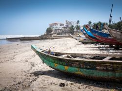 Barche colorate in riva al mare a Accra, Ghana. 

