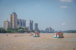 Barche con turisti a Leshan, Cina: questa località, celebre per la gigante statua del Buddha, è situata sul margine sud-occidentale del Bacino Rosso nel nord del Sichuan - © ...