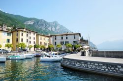 Barche da pesca al porto di Gargnano, Lombardia, Italia. Una delle belle vedute panoramiche che si possono ammirare sul lago di Garda.
