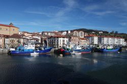 Barche da pesca al porto di Orio, cittadina nella provincia di Guipuzcoa, Paesi Baschi, Spagna.
