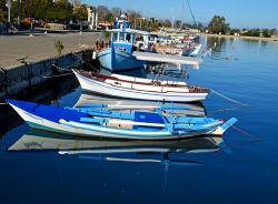 Barche da pesca al porto di Preveza, Grecia. Questa cittadina, situata nella periferia dell'Epiro, conta circa 30 mila abitanti.
