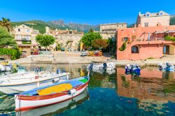 Barche da pesca al villaggio di Erbalunga, Corsica, Francia. Da questo porto per secoli sono partite navi cariche di botti di vino.



