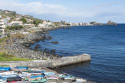 Barche da pesca attraccate al molo di Aci Castello, provincia di Catania, Sicilia.



