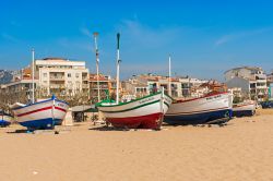Barche da pesca colorate ormeggiate sulla spiaggia di Calella, Spagna - © Mark52 / Shutterstock.com

