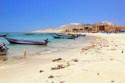 Barche da pesca in riva a una spiaggia nell'isola di Socotra, Yemen. Siamo nell'Oceano Indiano, poco al largo del Corno d'Africa. Lo Yemen è uno dei paesi più poveri ...