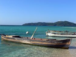 Barche da pesca nelle acque trasparenti di Cayo Chachauate, arcipelago di Cayos Cochinos (Honduras) - © Dino Geromella / Shutterstock.com