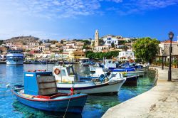 Barche da pesca ormeggiate al porticciolo di Chalki, arcipelago del Dodecaneso (Grecia).
