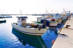 Barche da pesca ormeggiate al porto di Javea, Alicante, Spagna.

