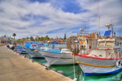 Barche da pesca ormeggiate alla Marina di Larnaka, isola di Cipro, in una giornata nuvolosa.

