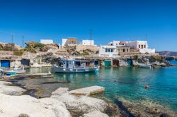 Barche da pesca ormeggiate lungo la costa dell'isola di Kimolos, Grecia. Kimolos è perfetta per chi è alla ricerca di un territorio delle Cicladi appena sfiorato dal turismo ...
