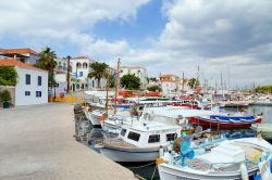 Barche da pesca ormeggiate nel vecchio porto dell'isola di Spetses, Attica. Quest'isola del Golfo Saronico, è una popolare destinazione turistica anche per il week end - © ...