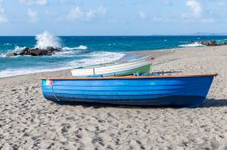 Barche da pesca su una spiaggia siciliana nei pressi di Milazzo.

